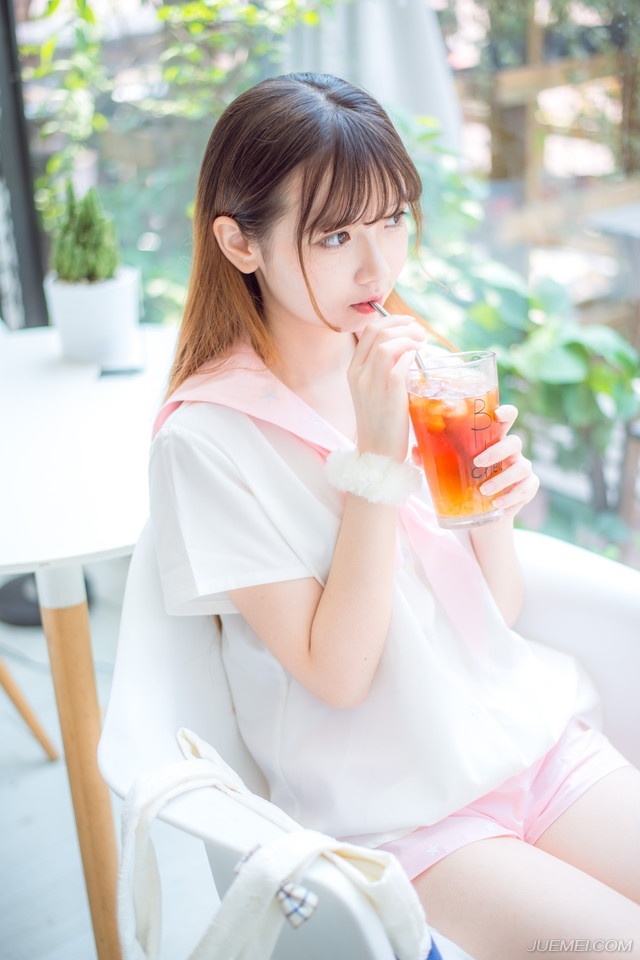 “姐姐，你说为何夫君能够越来越年轻？”小乔突然扭头看向大乔，眼中有些羡慕的道。
